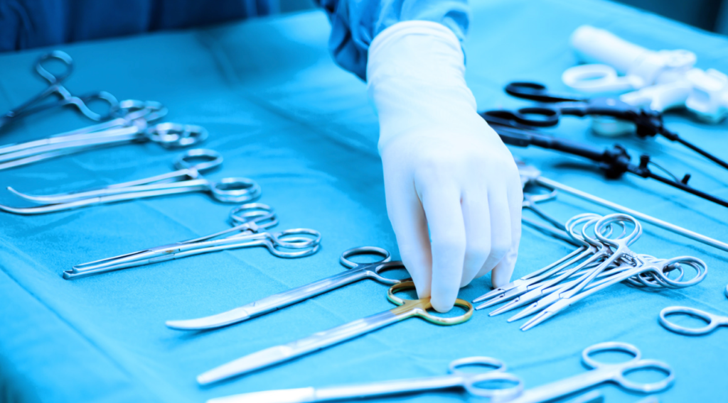 手術器具を広げている様子